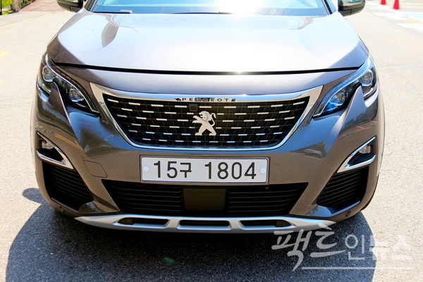 전면부 디자인 역시 그대로지만, 라디에이터 그릴이 기존 푸조 SUV와는 다르다. [사진=정수남 기자]