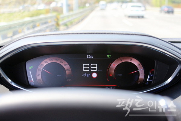 1열 계기판은 기존에 없던 RPM 계기판이 새로 들어왔고, 이전 모델처럼 기어 변속 상황도 계기판 상단에 실시간으로 표시된다. [사진=정수남 기자]