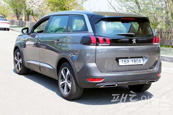 5008 후면은 굴곡이 풍성하다. [사진=정수남 기자]