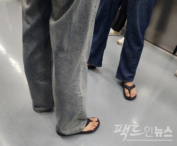 20대 남성이 슬리퍼를 신고 지하철을 탔다. 국적인이 주로 신는 슬리퍼는 일제강점기에 나타났다. 1920년경 요릿집에서 고객에게 슬리퍼라는 신발을 제공했는데, 당시 슬리퍼는 현관에서 방 사이, 방에서 측간을 오갈 때 신었다. 슬리퍼가 외출용이 아닌 실내화인 셈이다. 아울러 고무로 된 슬리퍼는 상대적으로 덜 하지만, 여성이 즐겨 신는 슬리퍼는 굽이 있어 발을 뗄 때마다 딱딱 소리를 낸다. 출퇴근 시간 지하철 등에서 슬리퍼가 내는 소리는 소음에 가깝다. [사진=정수남 기자]