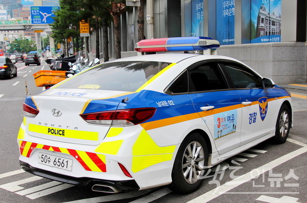 극 중반 구형 쏘나타 경찰차가 나온다. [사진=정수남 기자]
