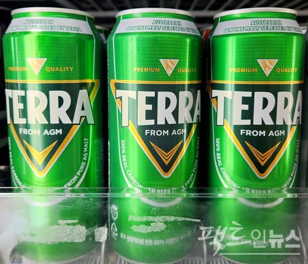 극 도입부에서 동주가 마시는 하이트진로 테라. [사진=정수남 기자]