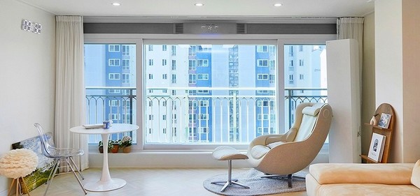 장마철에도 쾌적한 실내를 유지할 수 있는 금호석유화학 휴그린의 자동환기창 Pro. [사진=금호석유화학]