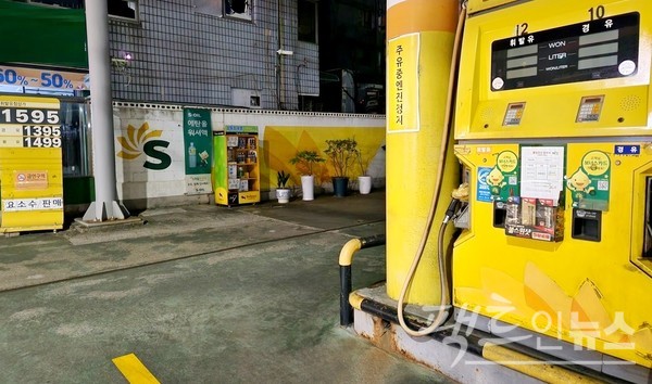 수도권 한 도시의 이번주 유가 현황. 전국 유가는 2년 만에 1500원대와 1300원대를 각각 보였다. [사진=정수남 기자]