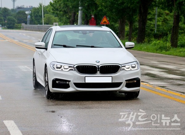 상반기 수입차 판매 1위에 오른 BMW 520. [사진=정수남 기자]