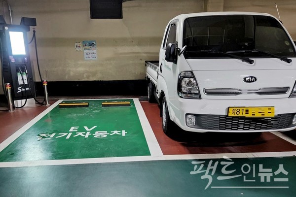 (위부터)일반 차량이 전기차 충전 구역에 주차했다. 공용주차장 전기차 충전 구역이 비었다. [사진=정수남 기자]