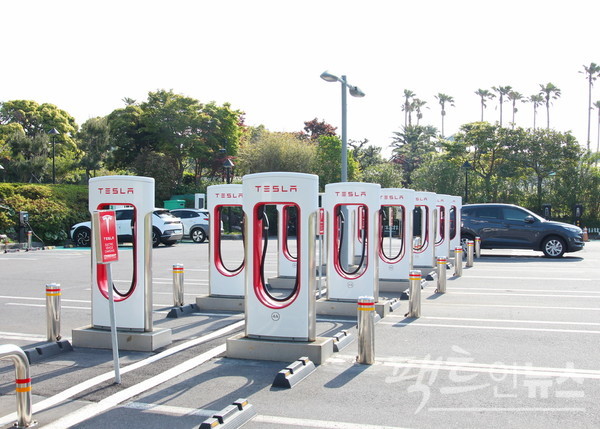 제주 서귀포시 중문 관광단지에 있는 테슬라 전기차 충전소. [사진=정수남 기자]