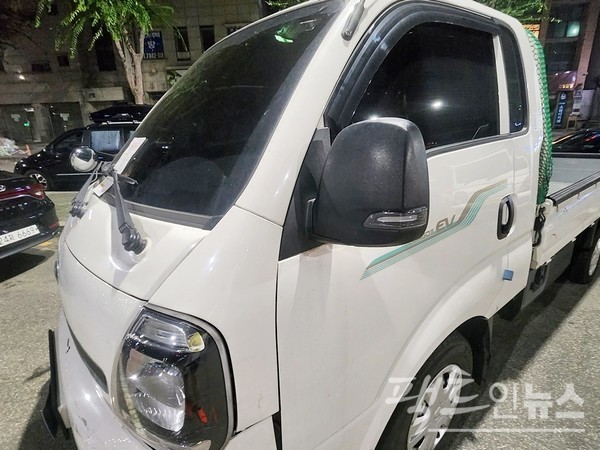 경기도 성남시 중원구가 산성대로 변에 불법 주차한 전기차에 4만원의 과태료 고지서를 발부했다. [사진=정수남 기자]