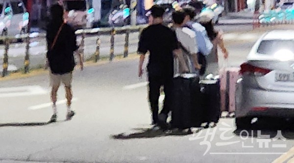 20대 청년 5명이 주중 새벽에 경기 성남시 중원구 광명로를 걸어가고 있다. 성남대로에서 공항버스를 타기 위해서다. [사진=정수남 기자]