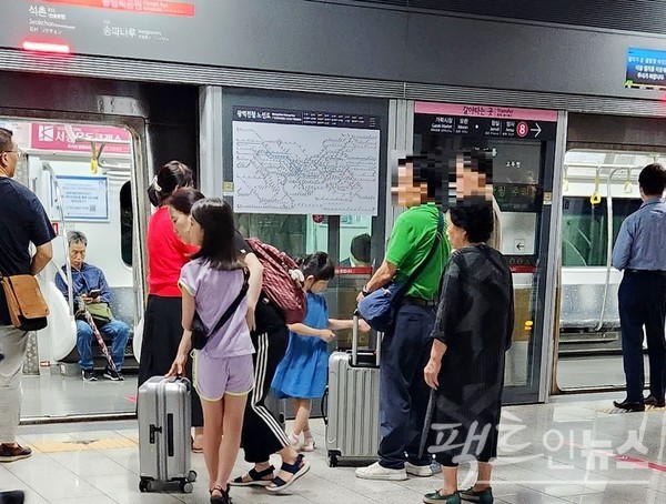 이 같은 여행 행렬에 가족도 동참한다. 9호선 석촌역에서 가족 여행객이 급행 첫차를 기다리고 있다. [사진=정수남 기자]