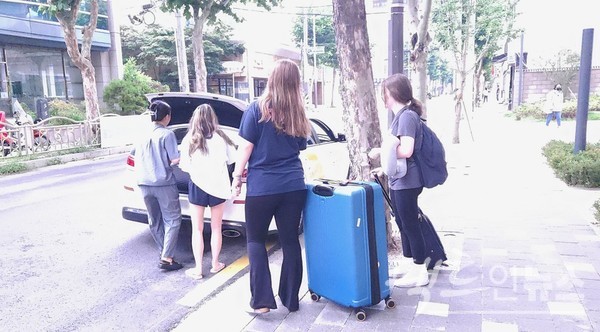 외국인 20대도 방학을 맞아 한국을 찾았다. 서울 마포 월드컵북로에서 외국인 여행객이 택시를 타고 있다. [사진=정수남 기자]