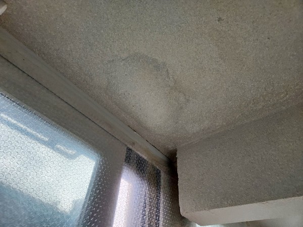 김 씨가 사는 아파트 베란다다. 물방울이 떨어지고 있고, 물이 새면서 천장 페인트가 부풀었다. [영상/사진=김 모씨]