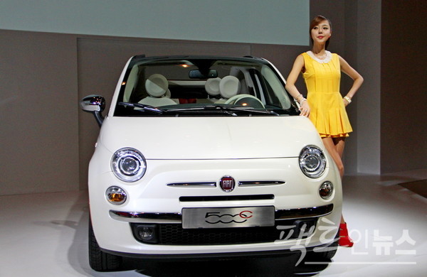 헌트와 그레이스는 현지 경찰과 가브리엘 일당에게 포위되자, 튜닝한 피아트 500을 타고 도주한다. 2013년 피아트 500 한국 출시 모습. [영상/사진=정수남 기자]