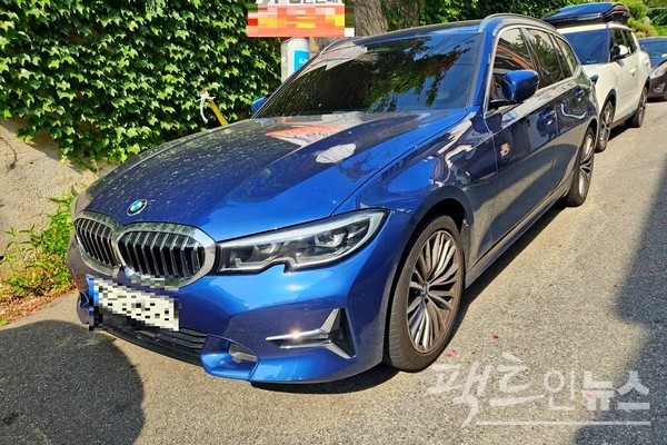 극 종반 헌트와 벤지는 BMW 1시리즈로 보이는 차를 타고 산에서 내려간다. BMW 118d. [사진=정수남 기자]
