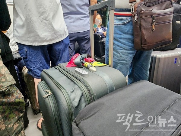 서울지하철 9호선 김포공항행 급행 열차. 사람 반, 캐리어 반이다. [사진=정수남 기자]
