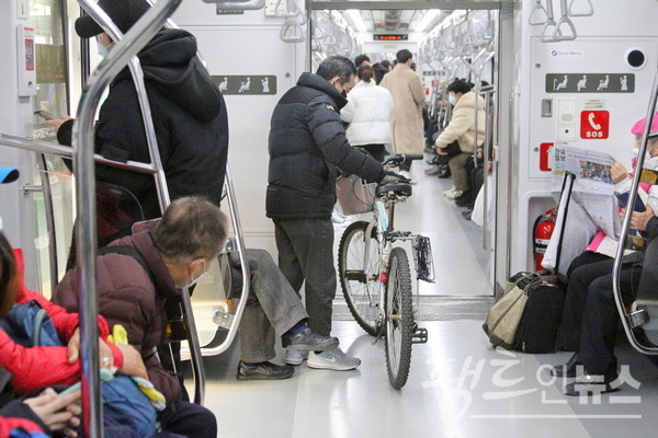 노인이 전동 카트를 타고, 자저거를 휴대하고 지하철을 탔다. 객차 안 통행이 다소 어렵게 됐다. [사진=정수남 기자]