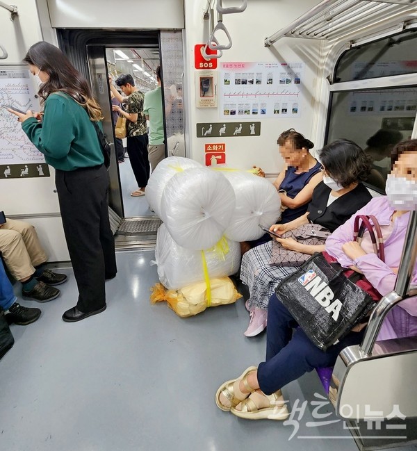 (위부터)서울지하철 1호선 신설동역 승강장과 8호선 객차 안이다. 위 사진의 경우 6시 30분 경이지만, 객차는 의전부 등 서울 외곽에서 도심으로 출근하는 사람으로 발디딜 틈이 없다. [사진=정수남 기자]