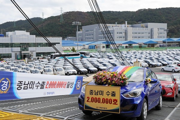 정몽구 회장은 2011년 10월 중남미 수출 200만대를 달셩했다. 부친 왕 회장이 에카도르 첫 수출 이후 35년 만이다. [사진=현대차]