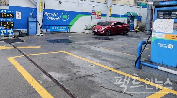 경기 성남시 중원구 상대원동에 있는 한 (위부터)셀프주유소의 지난 주말 유가 현황과 이곳에서 1㎞ 떨어진 일반주유소의 같은 날 유가 현황. [사진=정수남 기자]