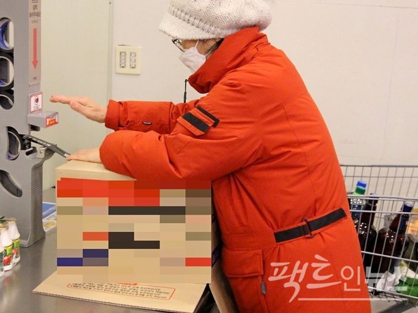 올해 초 서울 송파 가든파이브에 있는 킴스클럽. 고객이 자율 포장대에서 비닐 테이프를 이용하고 있다. 테이프에 KIMS가 새겨져 있는 점을 고려할 경우, 환경부 규제에도 킴스클럽이 지속해 박스 테이프를 사용한 것으로 보인다. [사진=스페셜경제]