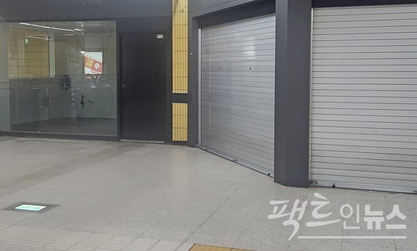 현재 서울지하철 역사에는 빈 상가가 부지기수다. 대중교통 이용이 감소한데다, 코로나19 여파로 소비가 감소해서다. 꽤배기집 옆에 있는 세개의 점포도 공실이다. [사진=정수남 기자]