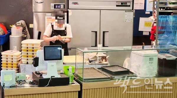 서울지하철 역사에 자리한 한 꽈배기집. 주인이 05시 경에 나와 꽈배기를 만들고 있지만, 불안하다. 코로나19 영향으로 여전히 소비가 살아나지 않아서다. [사진=정수남 기자]