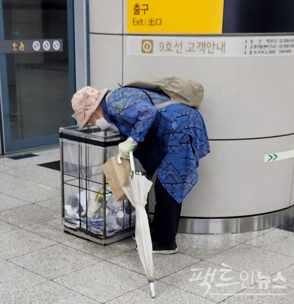 국내 65세 이상 노인 빈곤율이 지난해 71.2%로 경제협력개발기구(OECD) 회원국 가운데 최고를 기록했다. 70대 노인이 서울지하철 9호선 당산역 쓰레기통을 뒤져 먹거리를 찾고 있다. [시진=정수남 기자]