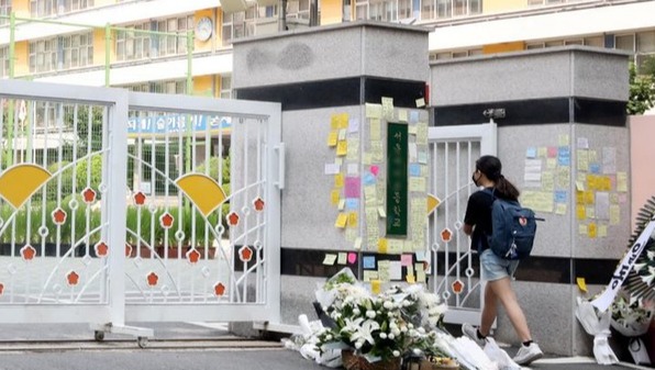 20일 오전 서울 서초구의 한 초등학교 앞에 근조 화환이 놓여져 있다. 서울시교육청과 교육계에 따르면 서울 서초구의 한 초등학교 담임 교사 A씨가 지난 19일 학교 안에서 숨진 채 발견됐다고 밝혔다. [사진=뉴시스]