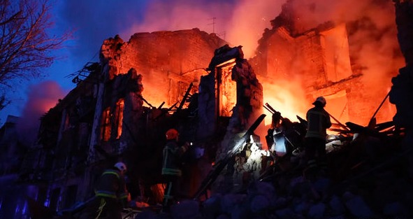 20일(현지시각) 우크라이나 남부 미콜라이우에서 소방관이 러시아군 공격으로 파괴된 주택가 화재를 진압하고 있다. 사진은 크라이나 응급구조대가 제공한 영상 갈무리. [사진=뉴시스]