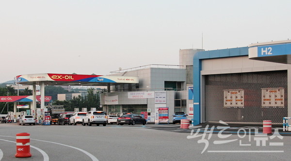 22일 오전 경부고속국도 기흥휴게소. 수소전기차 용 수소충전소는 비었지만, 주유소는 차량이 많다. [사진=정수남 기자]