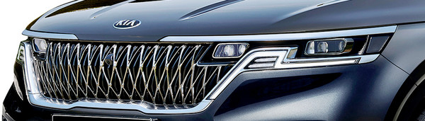 이날 6대의 신형 카니발이 시험 주행을 했다. 통상 완성차 업체는 신차의 시험 주행 후 1, 2개월 후에 출시한다. 전면 메쉬 형태의 라디에이터그릴은 그대로다. [사진=정수남 기자, 기아차]