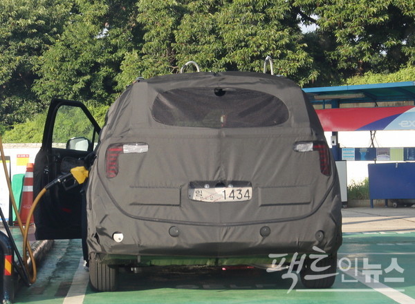 신형 카니발의 후면과 측면 디자인이 다소 변할 것으로 보인다. 지난 주말 서천당진고속국도 부여백제휴게소에서 잡은 신형 카니발. [사진=정수남 기자]