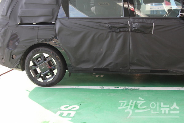 신형 카니발의 휠 역시 기존 스포크 휠에서 기학적인 휠로 변했다. [사진=정수남 기자]