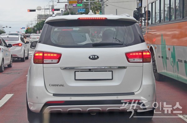 (위부터)4세대와 3세대 구형 카니발. [사진=정수남 기자]