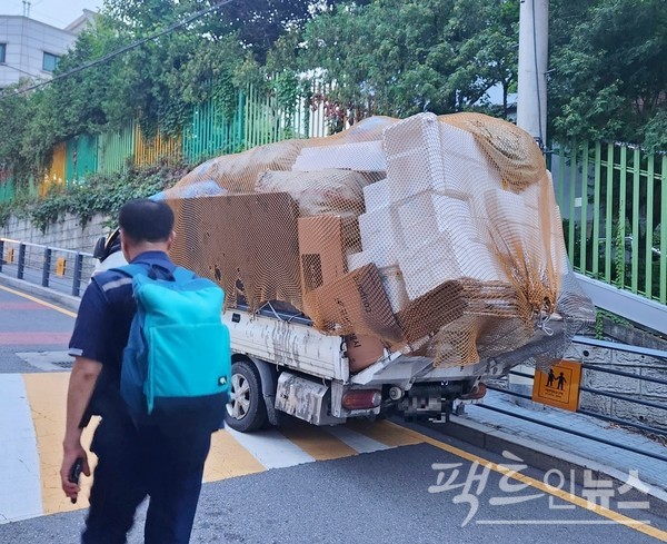 어린이 보호구역에 있는 폐지 수집 차량. 불안한 모습이다. [사진=정수남 기자]