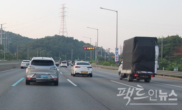 천막 적재함과 윗부분이 트인 적재함도 불안하기는 마찬가지다. [사진=정수남 기자]