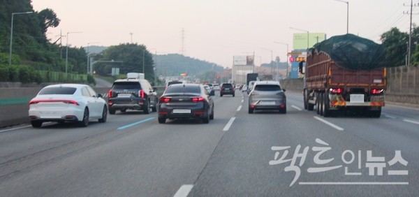 천막 적재함과 윗부분이 트인 적재함도 불안하기는 마찬가지다. [사진=정수남 기자]