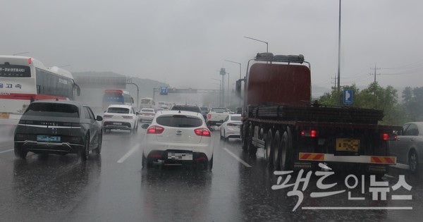 트럭이 무리하게 짐을 실고 달리고 있다. [사진=정수남 기자]