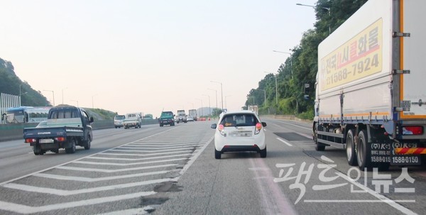 적재함을 장착한 트럭 옆을 지나가면 상대적으로 안심이 된다는 게 많은 운전자의 이구동성이다. [사진=정수남 기자]