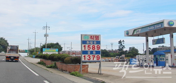 전북 익산과 김제를 잇는 23번 국도변 주유소의 지난 주말 유가. [사진=정수남 기자]