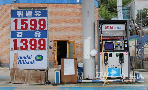 전북 부안군 부안읍에서 300여미터 사이를 두고 있는 (위부터)일반주유소와 셀프주유소의 지난 주말 유가 [사진=정수남 기자]
