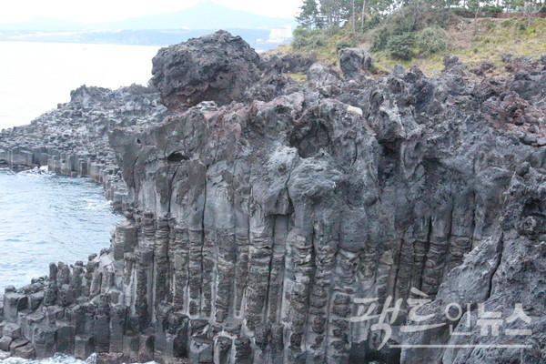 세게 7대 자연경관을 자랑하는 제주, 서귀포시 해안의 해식애다. [사진=정수남 기자]