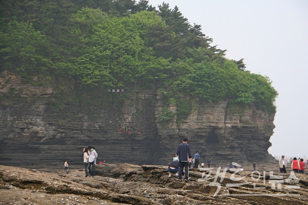 전북 부안 변산반도국립공원에 자리한 격포 채석강이다. 역시 바닷물과 바람이 기이한 단층을 만들었다. [사진=정수남 기자]