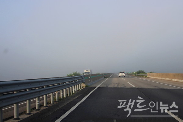 하천 구간을 달리는 차량이 안개 속으로 들어가고 있다. [사진=정수남 기자]