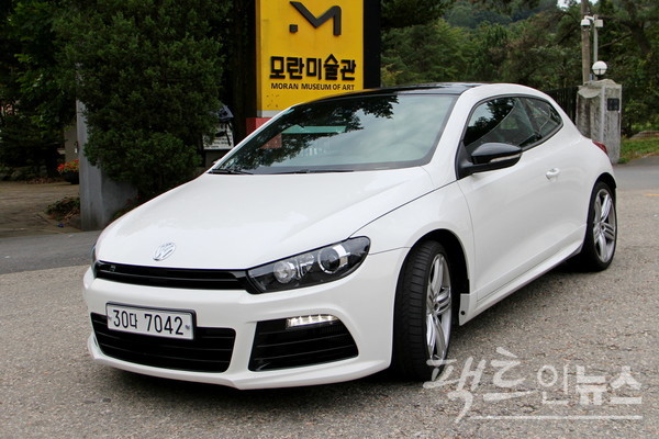 폭스바겐은 2008년 시로코 제출시 이후 고성능인 R 트림을 추가했다. [사진=정수남 기자]