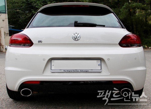 폭스바겐은 2008년 시로코 제출시 이후 고성능인 R 트림을 추가했다. [사진=정수남 기자]