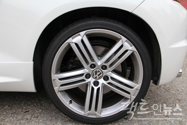 시로코 R의 측면 다지인은 깔끔하다. 폭 235㎜, 편평비35%인 스포츠 타이어가 19인치 휠과 조화를 이루고 있다. [사진=정수남 기자]