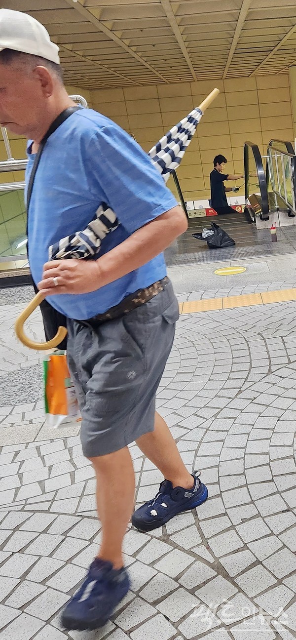 몸에서 우산을 분리해 가지고 다니면 잃어비리 십상이다. 지하철이나 버스 좌석 아래 등에 놓고 내리는 경우가 허다하다. [사진= 정수남 기자]