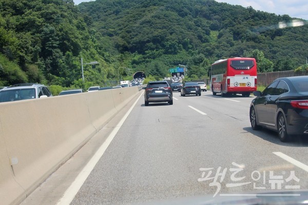 서울양양고속국도 서종IC  부근이다. 오른쪽이 양양 방향, 왼쪽이 서울 방향이다. 동해안으로 휴가를 떠나고 돌아오는 차량으로 이날 서울양양고속국도는 곳곳에서 정체가 발생했다. [사진=정수남 기자]