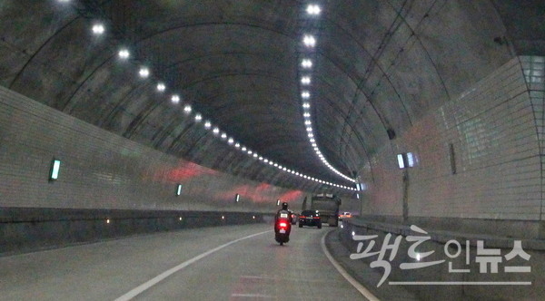 ‘초보운전’을 붙인 배달이륜차가 수도권 제1순환고속도로에 있는 터널을 달리고 있다. [사진=정수남 기자]